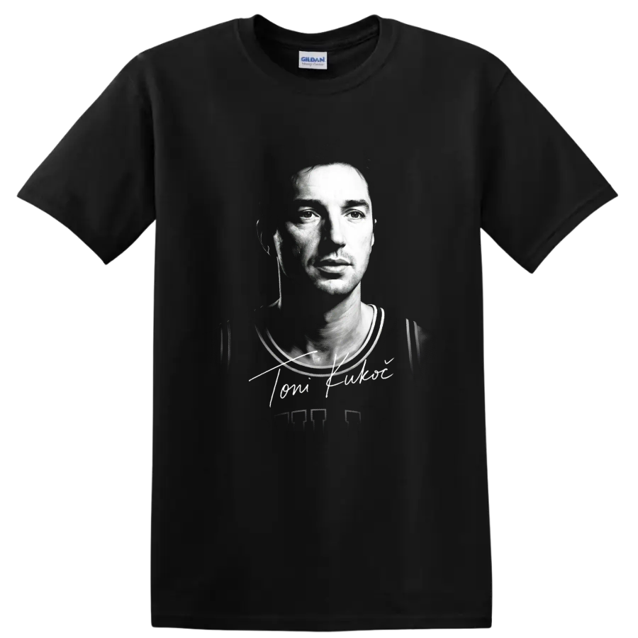 Toni Kukoč Chicago Bulls No. 7 monochrome basketball portrait with signature detail on a Black T Shirt