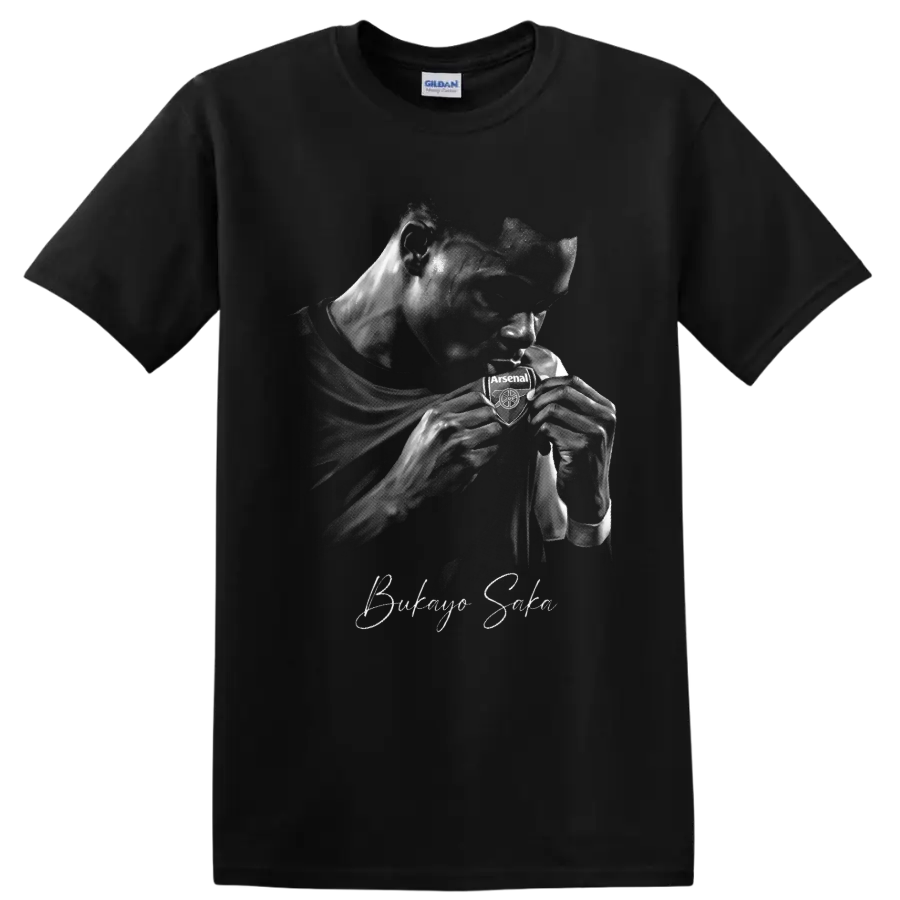 Bukayo Saka grayscale portrait kissing Arsenal crest with smoky effects and signature on a Black T Shirt