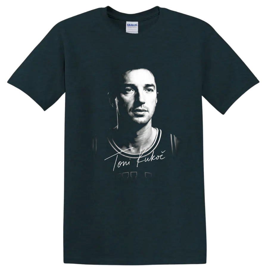 Toni Kukoč Chicago Bulls No. 7 monochrome basketball portrait with signature detail on a Midnight (Green) T Shirt