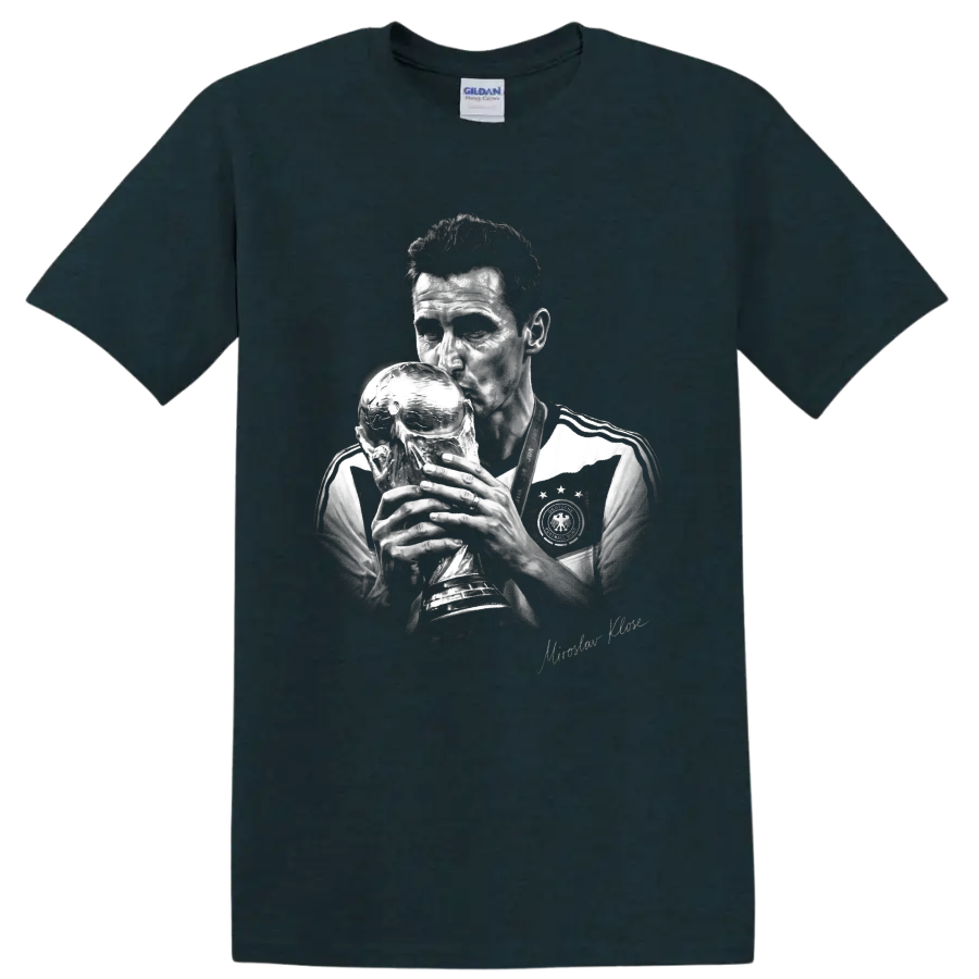 Miroslav Klose grayscale portrait kissing a trophy in a Germany soccer jersey on a Midnight (Green) T Shirt