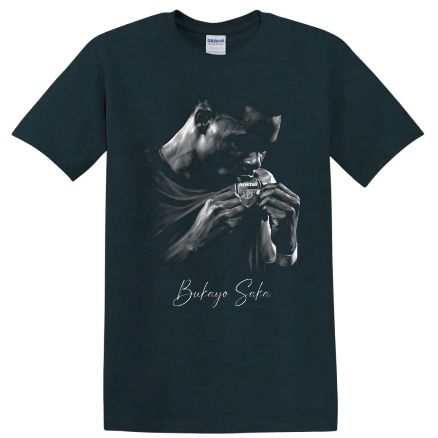 Bukayo Saka grayscale portrait kissing Arsenal crest with smoky effects and signature on a Midnight (Green) T Shirt