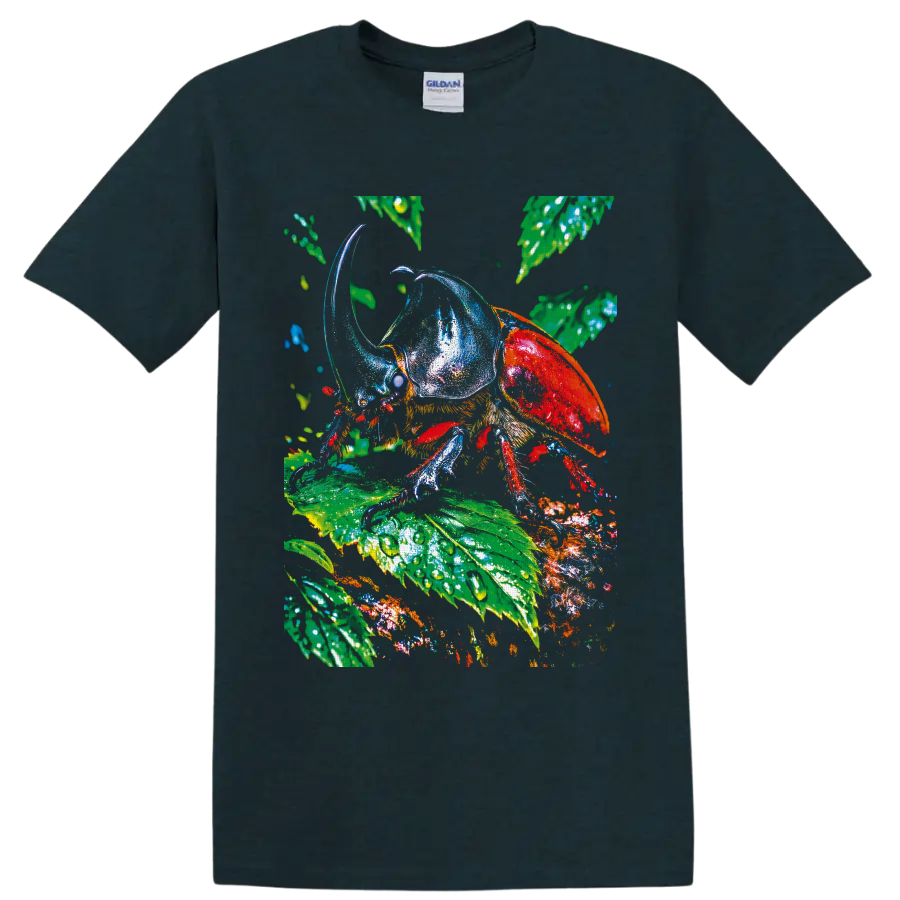 Colorful rhinoceros beetle illustration on glossy tropical rainforest leaves on a Midnight (Green) T Shirt