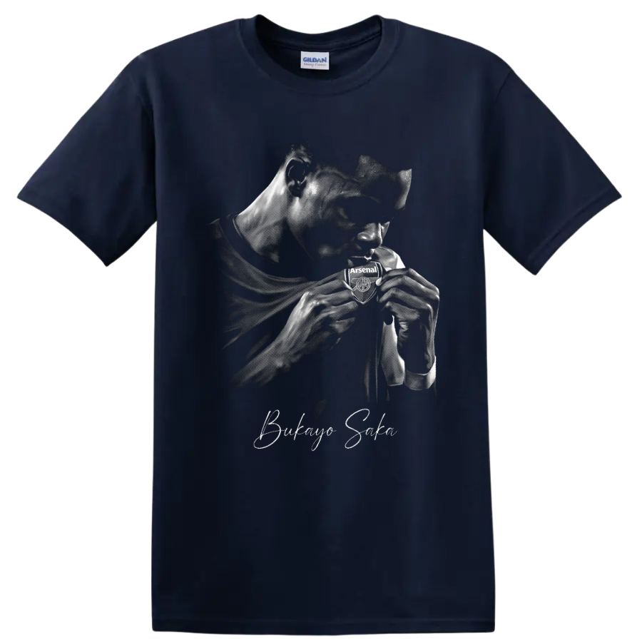 Bukayo Saka grayscale portrait kissing Arsenal crest with smoky effects and signature on a Navy (Blue) T Shirt