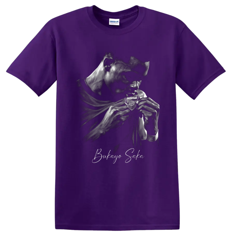 Bukayo Saka grayscale portrait kissing Arsenal crest with smoky effects and signature on a Purple T Shirt